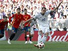Ruský útoník Arom Dzjuba dává gól z penalty v osmifinále mistrovství svta...