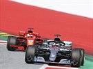 Lewis Hamilton na trati Velké ceny Rakouska formule 1, za ním jede Sebastian...