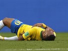 Brazilský útočník Neymar se svíjí na trávníku během osmifinále proti Mexiku.