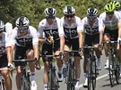 LETKA SKY. Cyklisté ze stáje Sky bhem úvodní etapy 105. roníku Tour de...
