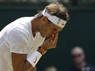 panlský tenista Rafael Nadal se soustedí bhem utkání 3. kola na Wimbledonu.