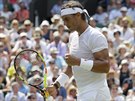 panlský tenista Rafael Nadal se raduje bhem duelu 3. kola na Wimbledonu.