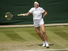 Lotyská tenistka Jelena Ostapenková returnuje v utkání 3. kola Wimbledonu.