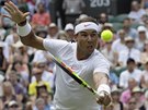 panlský tenista Rafael Nadal se soustedí na return ve 3. kole Wimbledonu.