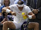 panlský tenista Rafael Nadal se oberstvuje bhem 3. kola Wimbledonu.