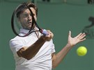 Francouzský tenista Gilles Simon se soustedí na úder ve 3. kole Wimbledonu.