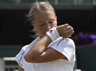 Estonská tenistka Anett Kontaveitová se otírá bhem duelu ve 3. kole Wimbledonu.