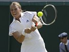 Estonská tenistka Anett Kontaveitová returnuje bhem duelu ve 3. kole...