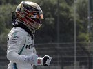 Lewis Hamilton slaví triumf v kvalifikaci na Velkou cenu Británie