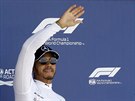 Lewis Hamilton slaví triumf v kvalifikaci na Velkou cenu Británie.