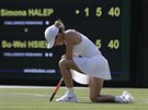 NA KOLENOU. Zklamaná rumunská tenistka Simona Halepová ve 3. kole Wimbledonu