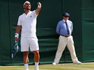 Italský tenista Fabio Fognini gestikuluje v duelu 3. kola Wimbledonu.