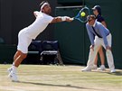 Italský tenista Fabio Fognini returnuje v duelu 3. kola Wimbledonu.