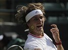 Nmecký tenista Alexander Zverev returnuje ve 3. kole Wimbledonu.