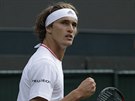 Nmecký tenista Alexander Zverev slaví úspnou akci ve 3. kole Wimbledonu.