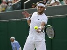 eský tenista Jií Veselý se soustedí na return ve 3. kole Wimbledonu.