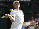 Britský tenista Kyle Edmund returnuje v duelu 3. kola Wimbledonu.