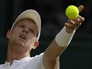 Britský tenista Kyle Edmund servíruje v duelu 3. kola Wimbledonu.