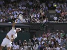 Srbský tenista Novak Djokovi servíruje v duelu 3. kola Wimbledonu.