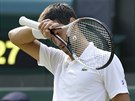 Srbský tenista Novak Djokovi se otírá v duelu 3. kola Wimbledonu.