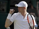 Britský tenista Kyle Edmund a jeho gesto radosti v duelu 3. kola Wimbledonu