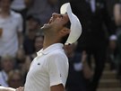 FRUSTRACE. Srbský tenista Novak Djokovi v duelu 3. kola Wimbledonu.