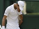 ACH JO. Srbský tenista Novak Djokovi v duelu 3. kola Wimbledonu.