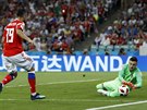 Chorvatský gólman Danijel Subašič zasahuje proti střele Alexandra Samedova z...