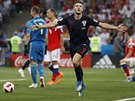 Chorvatský útoník Andrej Kramari slaví gól do ruské sít.