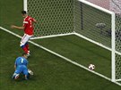 NENÍ TO GÓL. Ruský brankář Igor Akinfejev sleduje, jak se míč po střele Ivana...