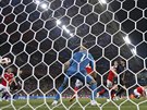 Ruský gólman Igor Akinfejev inkasuje v prodlouení tvrtfinále proti Chorvatsku.