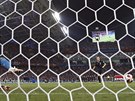 Chorvatský záložník Ivan Rakitič překonává z penalty ruského gólmana Igora...