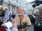 Reisér Terry Gilliam se ochotn podepisuje ped Grandhotelem Pupp (3. ervence...