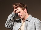 Robert Pattinson nastoupil na pódium karlovarského divadla s hodn leérním...