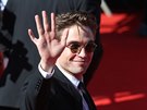 Robert Pattinson zdraví fanouky na závreném erveném koberci MFF Karlovy...
