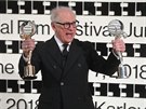 Barry Levinson pózuje rovnou se dvma cenami. Vedle té za celoivotní pínos...