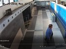 Hledaný muž, kterého zachytily kamery na vlakovém nádraží v Bílině.