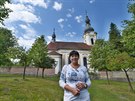 Starostka Monika Hladkov ped kytlickm kostelem.
