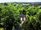 Pohled na Hrad. Novogotickou vstupní bránu získal park v roce 1814, deset let...