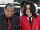 Joe Jackson a jeho syn Michael Jackson (Santa Maria, 14. bezna 2005)