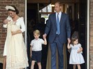 Vévodkyn Kate s princem Louisem a princ William s princem Georgem a princeznou...