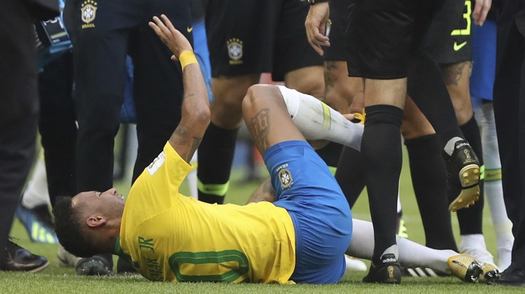 Brazilec Neymar se teatrálně svíjí na trávníku po lehkém přišlápnutí od Miguela...