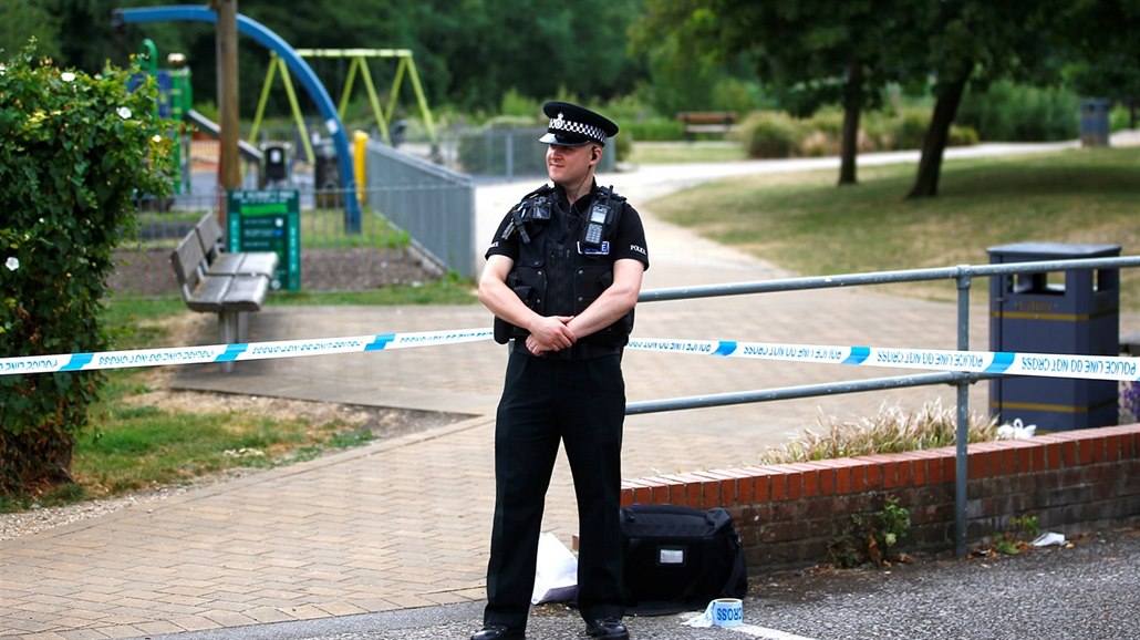 Policista hlídkuje před nemocnicí v Salisbury, kde se léčí britský pár otrávený...