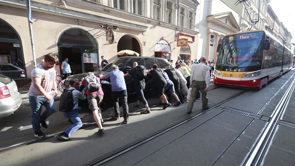 Auto blokovalo tramvaje v Lidické ulici na pra�ském Smíchov� (9. �ervence 2018).