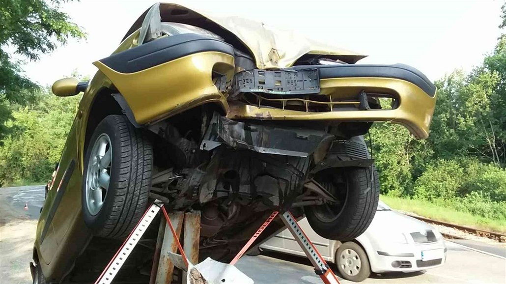 Opilá řidička v Hodoníně nezvládla projet zatáčku a napíchla své auto na...