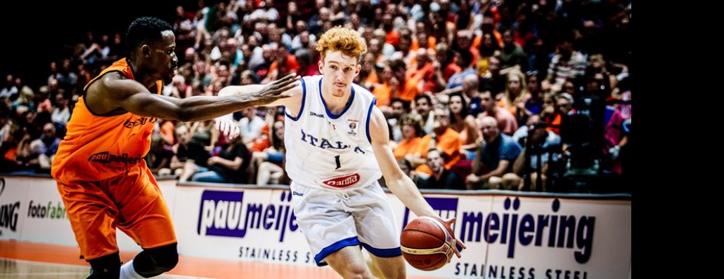 Italský mladík Nico Mannion (vpravo) úro�í v zápase s Nizozemskem.