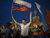 Rusové oslavují vítězství nad Španělskem v osmifinále fotbalového mistrovství...