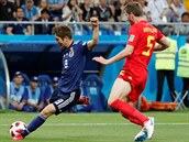 Japonský záložník Genki Haraguči střílí první gól před zraky Jana Vertonghena z...