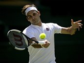 Švýcarský tenista Roger Federer zahrává forhendem v prvním kole Wimbledonu, v...