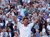 Švýcarský tenista Stan Wawrinka slaví vítězství v prvním kole Wimbledonu,...